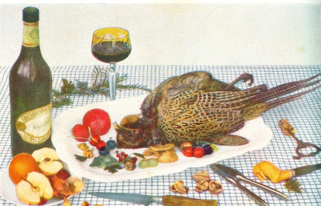 Auf einer frühen Farbfotografie von 1930 wird anstatt des fertigen Gerichtes der gerade erlegte Vogel als Stellvertreter inszeniert. 